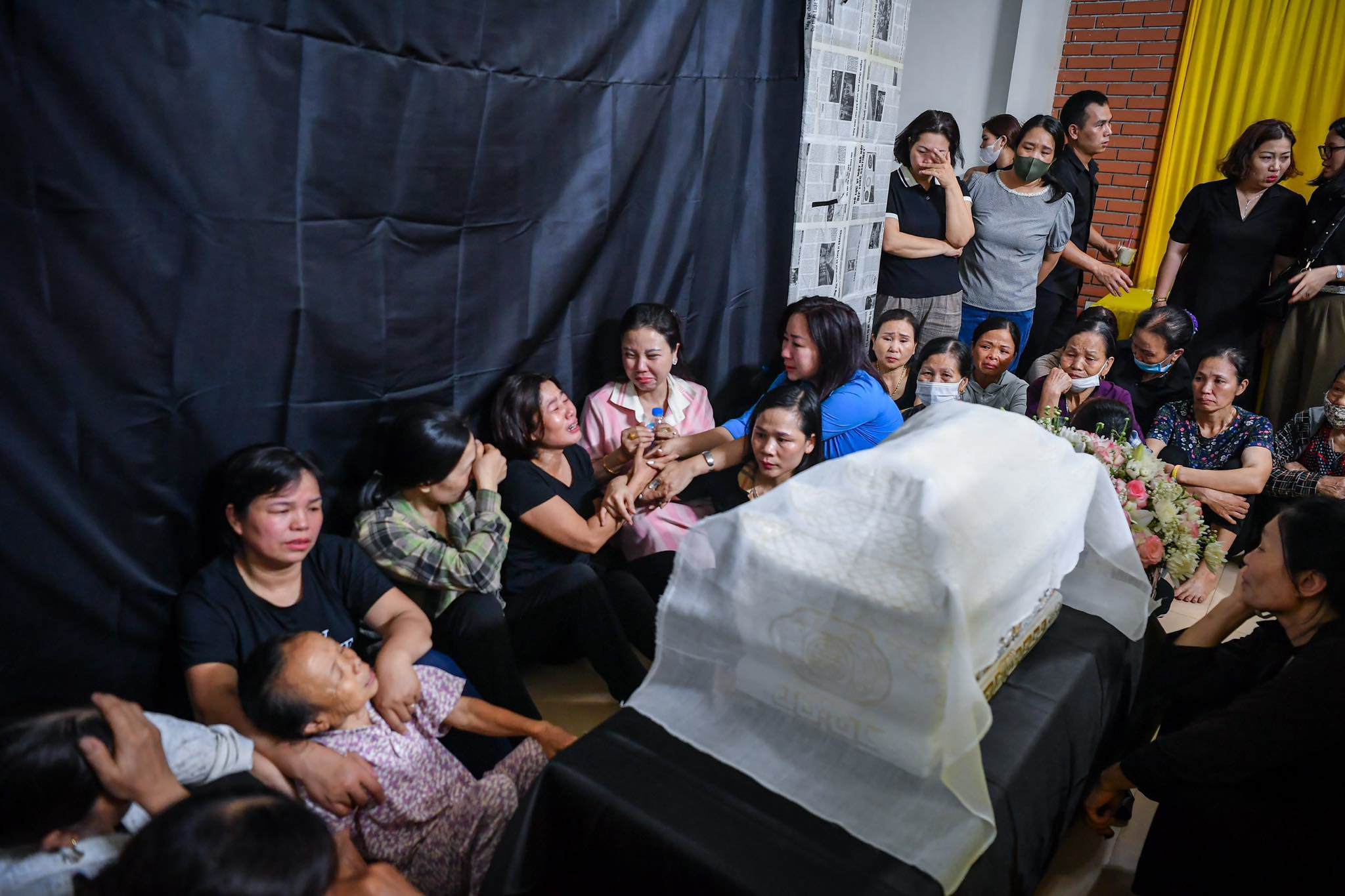 Xót xa đám tang đôi bạn thân tử vong trong vụ cháy nhà trọ ở Hà Nội