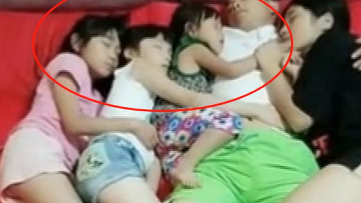 3 cô con gái ngủ với bố, mẹ vô tình chụp được bức ảnh và “hết hồn” quyết định cho con ngủ riêng ngay lập tức