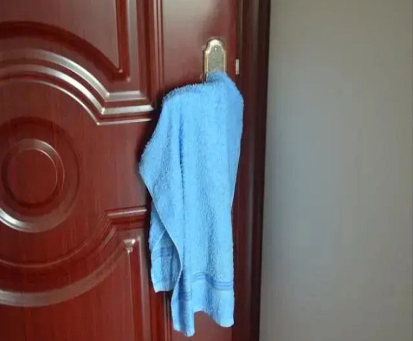 Buổi t.ối trước khi đi ngủ t.ốt nhất nên treo khăn tắm trên nắm cửa, lợi kh.ông ng.ờ nhưng ít người biết