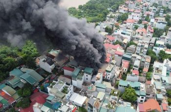 Hà Nội: Cháy lớn tại nhà dân ở Long Biên, cột khói cao hàng chục mét