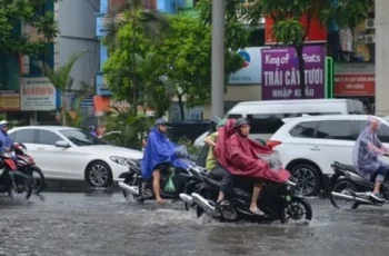 Cảnh b.áo hơn 75 tuyến phố ở Hà Nội có thể ngập trong 3 giờ tới