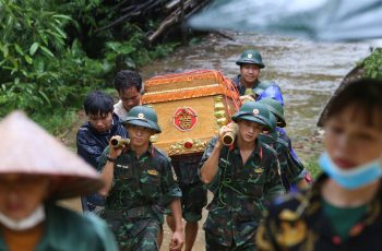 Tang thương Làng Nủ sau lũ quét: X.ót xa cảnh bộ đội đưa dãy quan tài lên núi