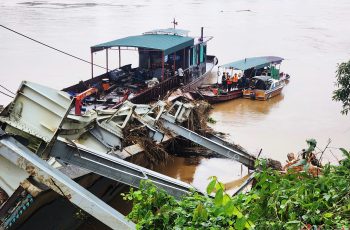 Vớt xe đầu kéo vụ sập cầu Phong Châu, tìm thấy tài xế trong cabin