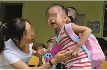 B.é g.ái mầm non tan học suốt 3 ngày kh.ông thấy bố mẹ đến đón, mở cặp sách của em ra xem, các cô giáo đều bật k.hóc