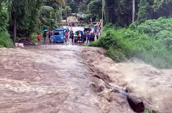 B.ão Trami đã tấn công Philippines, gây ngập lụt kinh hoàng, khiến xe cộ trôi nổi trong biển nước