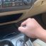 Dừng đ:èn đ:ỏ, nên chuyển sang số N hay vẫn để D và đạp phanh?
