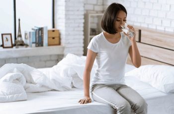 Miệng bị khô và đắng khi ngủ ban đêm thì cần đi khám ngay vì có thể bạn đang mắc 5 bệnh này