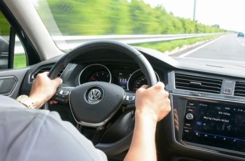 Lý do tài mới hay để ô tô đi lệch làn đường và cách khắc phục