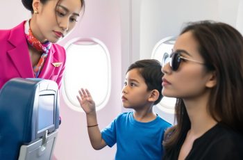 Cậu Bé Ra Dấu Tay Kỳ Lạ Trên Máy Bay – Khi Tiếp Viên Hiểu Ra, Phi Công Phải Hạ Cánh Khẩn Cấp!
