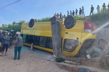Xe chở 20 học sinh bị lật: Người thân lật tung các mảnh vỡ tìm ngón tay nữ sinh