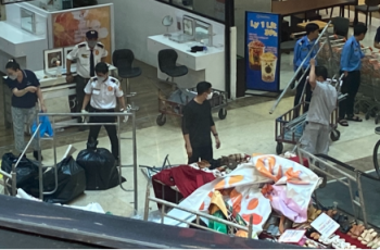 Vụ nam thanh niên nhảy lầu ở Vạn Hạnh Mall: Tìm thấy mảnh giấy có nội dung tiêu cực Vụ nam thanh niên nhảy lầu ở Vạn Hạnh Mall: Tìm thấy mảnh giấy có nội dung tiêu cực
