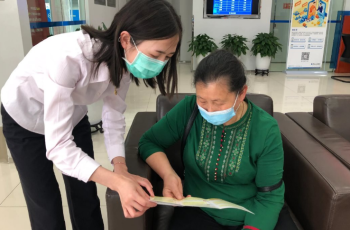 Sau 10 năm tham gia bảo hiểm nhân thọ, đóng hơn 200 triệu đồng, người mua nhận về gần 100 triệu đồng