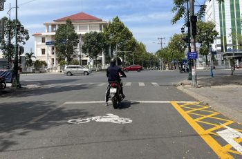 Vạch mắt võng ở làn rẽ phải, có đèn đỏ – được phép đi hay phải dừng lại?