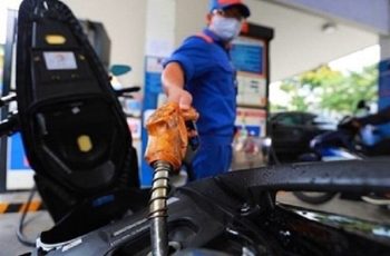 Vì sao khách hàng đổ xăng xong bỏ đi ngay, chủ cây xăng lại cười thầm: Lý do đằng sau là gì?