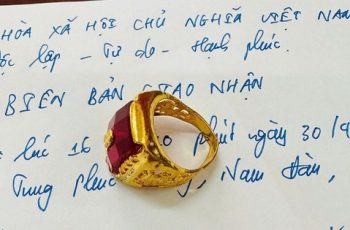Nhặt được nhẫn vàng gắn đá quý trong túi rác