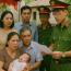 Bố mẹ chồng âm thầm đón cháu trai mới sinh về quê làm lễ đặt tên, 3 ngày sau con dâu gọi công an đến…