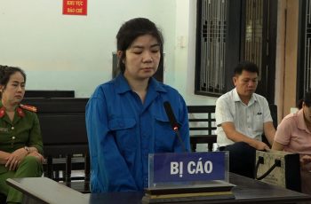 Đưa điện thoại cho nhân viên ngân hàng khi giao dịch, nhiều người bị lừa