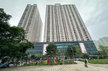 Người dân chung cư ở Hà Nội bất ngờ nhặt được cục tiền từ trên cao xuống