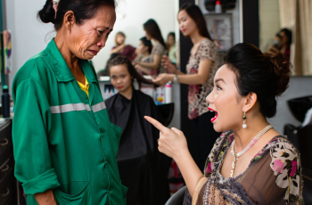 Cô lao công đi gội đầu bị vợ tỷ phú s:ỉ nh:ục, 30 phút sau, một người đàn ông bước tới…