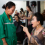 Cô lao công đi gội đầu bị vợ tỷ phú s:ỉ nh:ục, 30 phút sau, một người đàn ông bước tới…