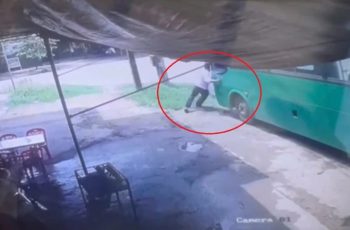 Quảng Ngãi: Ngăn xe buýt trôi, một nhân viên phục vụ bị xe tông tu:vong