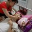 Ngày chồng nằm liệt một chỗ, tôi gợi ý anh sang tên sổ đỏ cho vợ đứng chung, anh nói câu mà tôi chỉ muốn trả về nhà nội