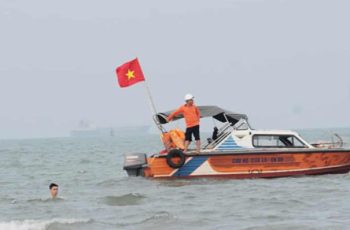 Thương tâm: Đôi nam nữ để lại ô tô trên bờ, xuống tắm biển Cửa Lò thì đ:uối nước không qu:a kh:ỏi