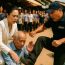 Nữ tỷ phú cứu ông lão bị bảo vệ đ:á thẳng vào người, 10 phút sau anh ta r:un r:ẩy khi nhận cuộc gọi ….