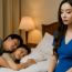 Bắt tại trận chồng ôm bồ ngủ tít, vợ lẳng lặng lấy ghế ngồi chờ và cái kết hả dạ