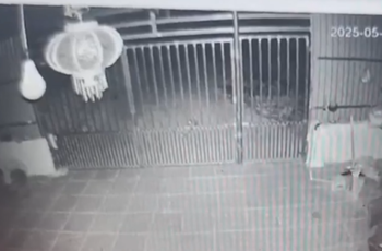 Camera nhà dân ghi lại khoảnh khắc người đi xe máy lao xuống ‘hố t: ử thần’ sâu 10m Camera nhà dân ghi lại khoảnh khắc người đi xe máy lao xuống ‘hố t: ử thần’ sâu 10m