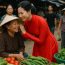 Người đàn bà hay mặc đồ áo dài cưới đi chợ suốt 10 năm, bỗng 1 ngày bà gặp ai cũng dặn “mai qua nhà đưa tôi đi nhé”
