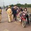 ‘Dắt xe máy không phải điều khiển phương tiện giao thông’, dắt xe máy không vi phạm nồng độ cồn