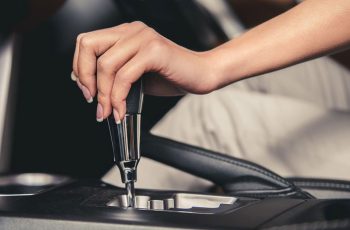 Nếu bạn lái xe số tự động, hãy bỏ ngay những thói quen này Nếu bạn lái xe số tự động, hãy bỏ ngay những thói quen này