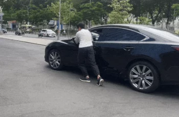 Cách tự đẩy xe vào nơi an toàn khi bị chết máy