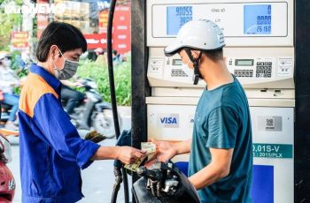 Giá xăng mới nhất: Chia buồn cho ai chậm chân chưa kịp đổ đầy bình. Anh em xe máy dầu thì cứ ‘tràn bờ đê’
