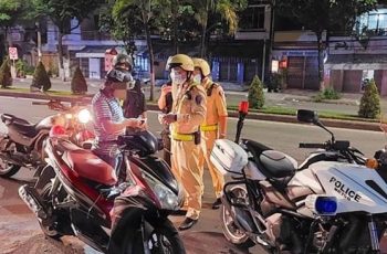 Từ 1/10: Vợ chồng, người thân đi xe máy của nhau nhất định phải mang theo 3 Giấy này, nếu không sẽ phạt lên tới 8 triệu đồng, đừng ai để mất tiền oan