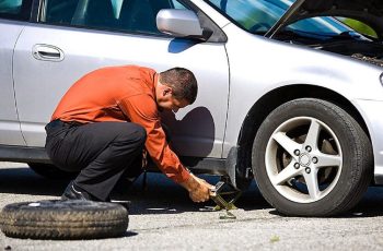 Cách xử lý an toàn để thoát hiểm khi lốp xe bị thủng Cách xử lý an toàn để thoát hiểm khi lốp xe bị thủng