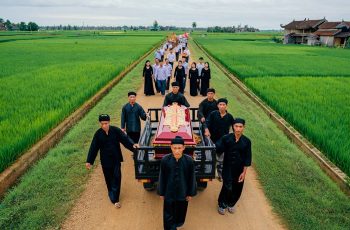 Cụ bà trong làng qua đời ở tuổi 100, tang lễ làm gấp trong đêm vì trùng với lịch cưới cháu, nào ngờ đến lúc đưa ra đồng, xe t/ang khựng lại không thể nổ máy, cả gia đình xuống kiểm tra thì mới tá hỏa…