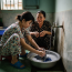 Con gái lấy chồng cả năm không về ngoại, tôi nhớ quá đến thăm thấy con đang ngồi giặt tã lót chất thành đống ngoài cổng. Ông bà thông gia mặt đăm đăm khó chịu qu::át con dâu như ô s/i/n