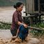 Người phụ nữ cứu bé trai dưới sông về nuôi, học hết đại học cậu bỗng bặt vô âm tín