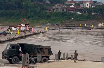 Cắt khẩn cấp cầu phao Phong Châu