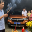 Vì thương con lấy chồng vất vả, tôi và ông xã bàn nhau cho con gái 2 tỷ làm của hồi môn, đủ để con mua một căn chung cư tiện nghi. Tôi nhớ ngày nhận nhà, vợ chồng con gái liên tục cảm ơn tôi. Các con nói sẽ cho vợ chồng tôi một phòng để đến sau này chúng tôi muốn qua ở thì sẵn dùng. Từ lúc cháu ngoại đi mẫu giáo cho đến khi đi học, tôi là người đưa đón cháu. Rồi tiền sữa uống, tiền đồ chơi, quần áo đều là vợ chồng tôi mua cho. Lớn hơn một chút là là tiền học. Con gái tôi thường xuyên than rằng kinh tế gia đình khó khăn nên không đành lòng để con chịu khổ. Để rồi cho đến 1 ngày, bà thông gia quyết định tặng vợ chồng chúng nó 1 chiếc xe, cũng là lúc bộ mặt của con gái tôi lộ rõ…