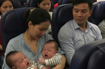 Người mẹ đơn thân bị mắng mỏ vì để 2 con sinh đôi khóc trên máy bay, đúng lúc không biết phải làm sao thì người đàn ông ngồi ghế bên cạnh đã đưa ra một yêu cầu khiến cô sững người….