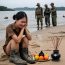 Người chồng làm bộ đội hy sinh trong lúc cứu 5 đứa trẻ bị đuối nước, vợ đứng trước biển gọi lớn “Chồng ơi, em và con vẫn đứng dây chờ anh về mà”, đúng lúc này tất cả phải chết lặng trước cảnh tượng.