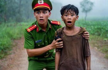 Cậu bé nhặt rác vô tình nhặt được chiếc đài cũ phát ra âm thanh kỳ lạ, cảnh sát run rẩy khi bật lên