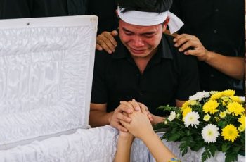 Người chồng đau khổ vuốt má vợ lần cuối trước khi đóng nắp quan tài nhưng khi vừa rời tay, má cô bất ngờ rơi ra một lớp, để lộ ra một khuôn mặt khiến họ hàng chết sững bỏ chạy, hóa ra…