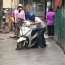 Ngay giữa Thủ đô: Người đàn ông cố dắt xe vào ngõ mới đổ bê tông mặc hàng xóm la hét