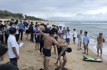 30 giây ngắn ngủi ghi lại khoảnh khắc hơn 20 người bị sóng cuốn ở Cửa Lò: Thế này s;ợ đi biển đến già 30 giây ngắn ngủi ghi lại khoảnh khắc hơn 20 người bị sóng cuốn ở Cửa Lò: Thế này s;ợ đi biển đến già