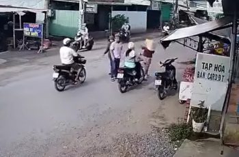 Cả nước Việt Nam đang lên án: Người phụ nữ Tiền Giang, xem clip mà giận tím người