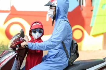 Chở trẻ em trên 6 tuổi phía trước xe máy có thể bị phạt tới 14 triệu đồng